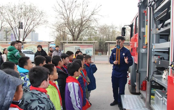 安全常于心提升消防安全意识：济南高新区第一实验学校参加消防教